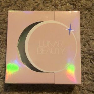 Lunar beauty highlighter